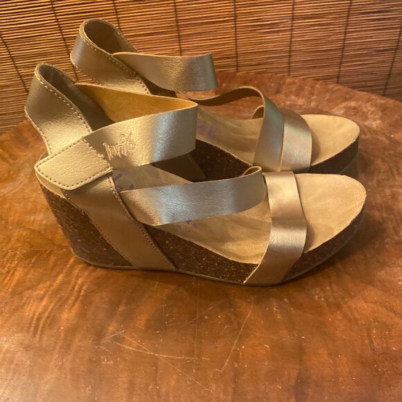 Blowfish Gold Strappy Wedges Size 9 EUC - Picture 1 of 8